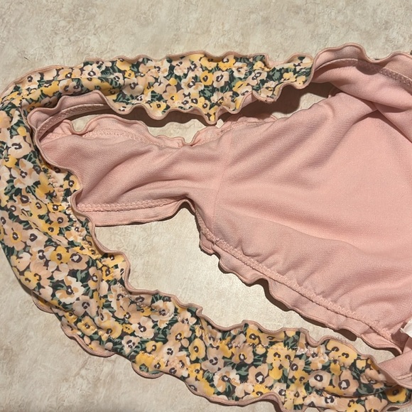 Bikini - Picture 4 of 10